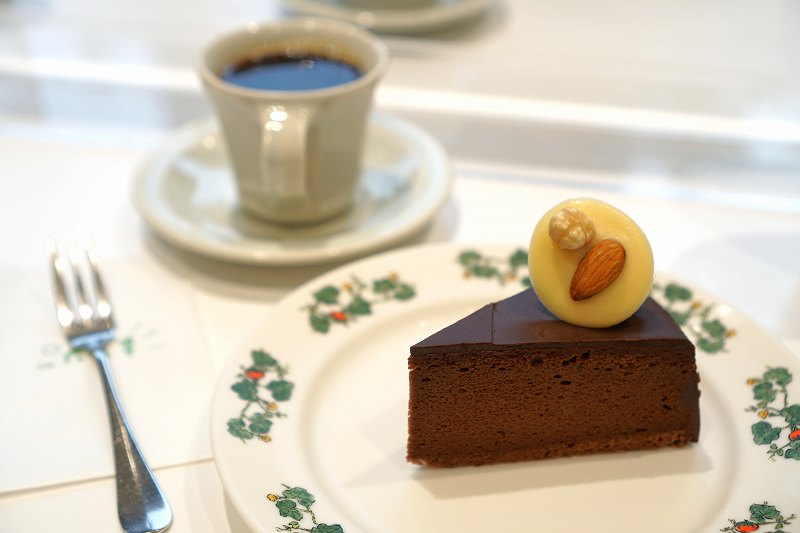 チョコレートケーキとホットコーヒーがテーブルに置かれている