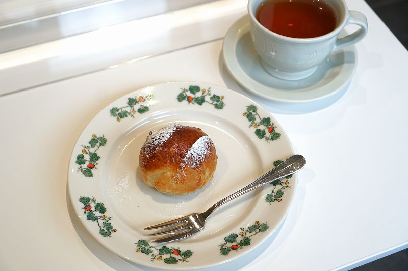 六花亭の季節限定スイーツ「マロンパイ」とシャンピンウーロン茶がテーブルに置かれている