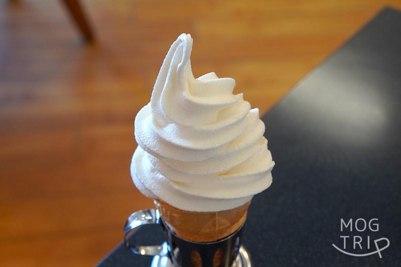 函館「スナッフルス」の山中牧場ソフトクリームがテーブルに置かれている