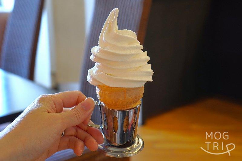 函館「スナッフルス」の山中牧場ソフトクリームを手に持っている様子