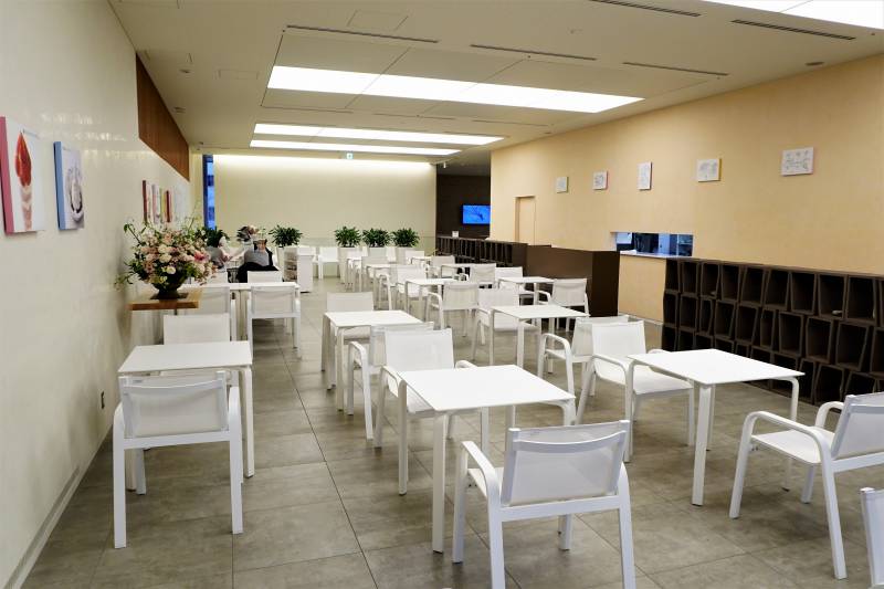 真っ白なテーブルとイスがならぶ清潔感あふれる六花亭 札幌本店の店内