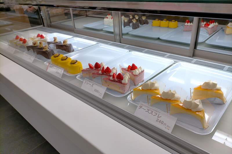 生ケーキがガラスケースに並べられている六花亭 北店の内観