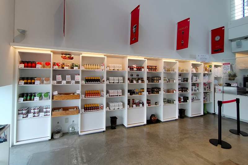 オシャレなパッケージの瓶詰が白い棚に並べられている「ノースファームストック」の内観