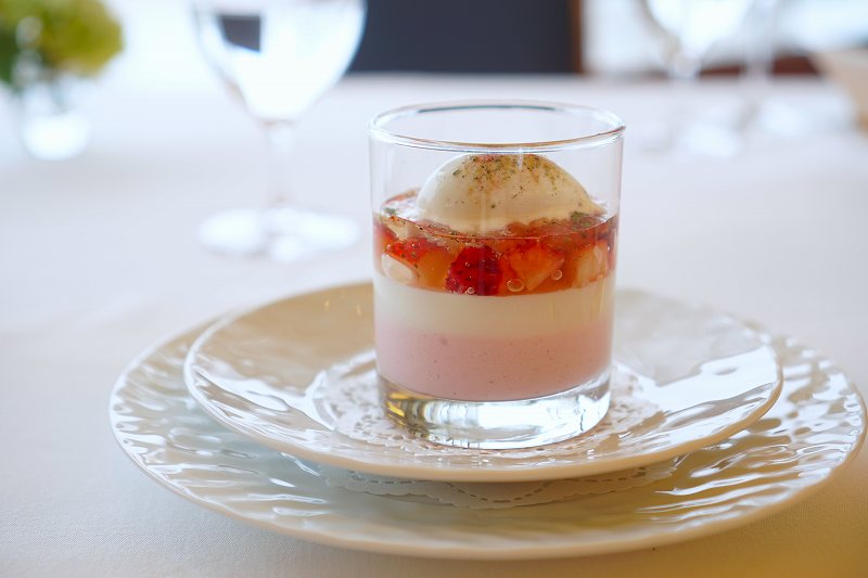 ミクニサッポロの【季節のデザート】苺のパルフェがテーブルに置かれている