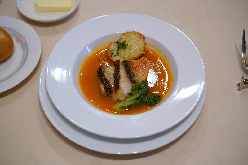 【本日おすすめの鮮魚料理】ホーボーのムニエル ブイヤベース仕立てがテーブルに置かれている