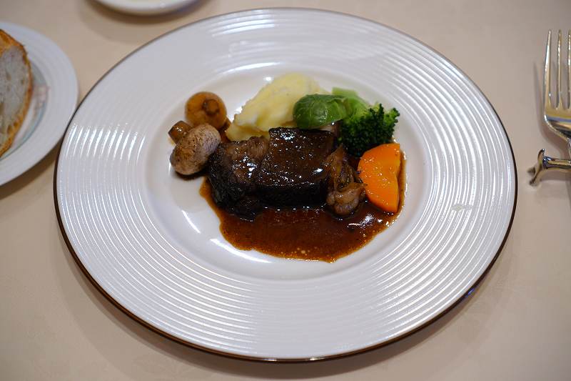 【肉料理】ブフ・ブルギニヨン（牛肉の赤ワイン煮込み ブルゴーニュ風）がテーブルに置かれている