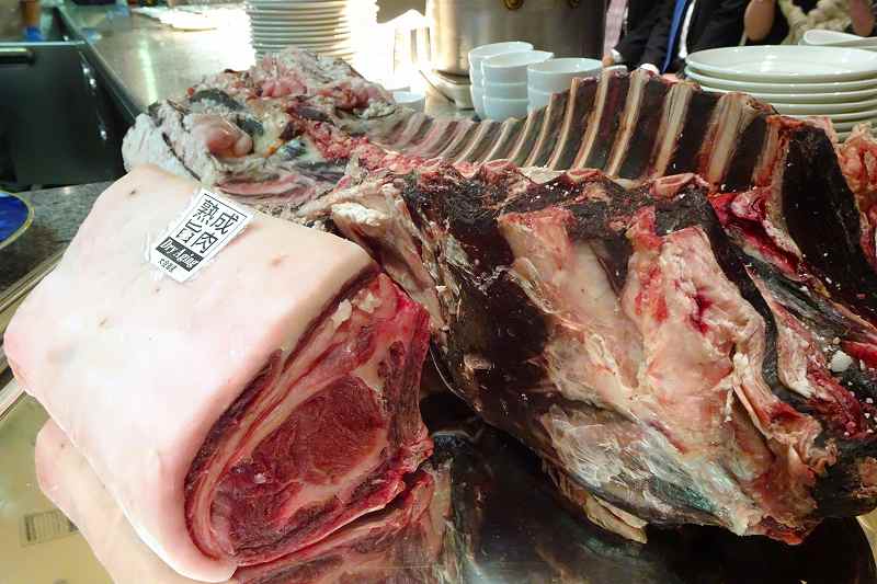 ミクニサッポロのキッチンに大きな熟成肉の塊が置かれている