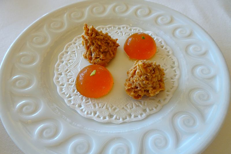 ミクニサッポロのオレンジとココナッツを使った小菓子がテーブルに置かれている