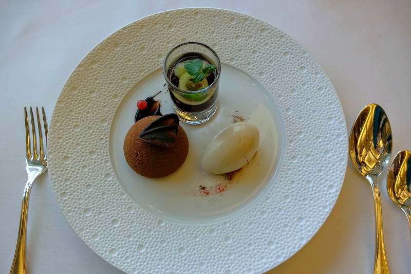 ミクニサッポロの「季節のデザート盛り合わせ」がテーブルに置かれている