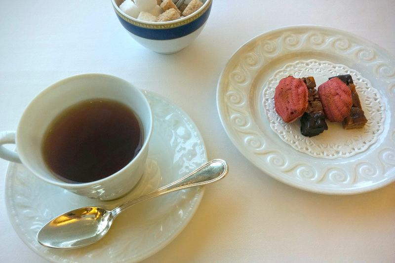 紅茶と小菓子（2種）がテーブルに置かれている