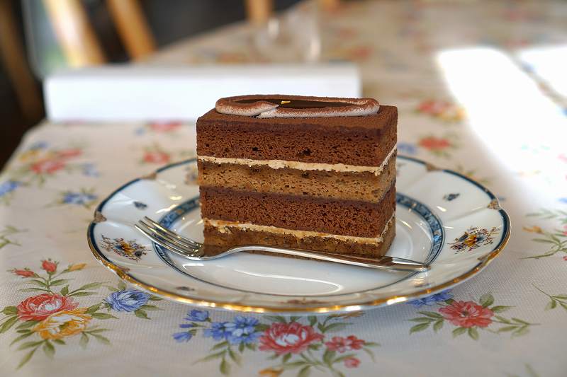 めーぷる俱楽部のチョコレートケーキ「オペラ」がテーブルに置かれている