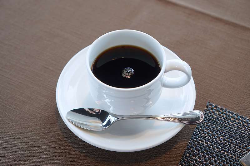 ホットコーヒーがテーブルに置かれている