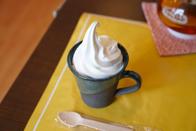 「瀬戸内レモンソフトクリーム ミニサイズ」がテーブルに置かれている