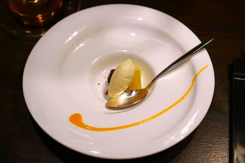 りんごのコンポート・チョコテリーヌ・レモンとヨーグルトのアイスがテーブルに置かれている