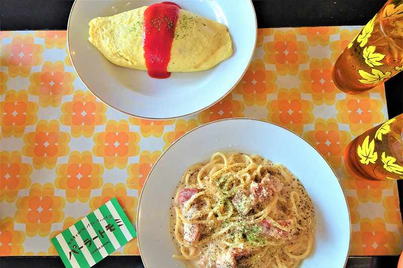 バーラートモミのオムライスとカルボナーラ風スパゲッティがテーブルに置かれている
