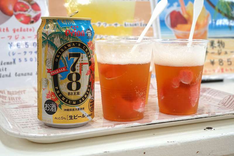 ジェラ沖縄の「ビアフロート」が2杯、テーブルに置かれている