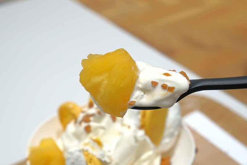 ピエール・エルメのパイナップルソフトクリームをスプーンですくっている様子
