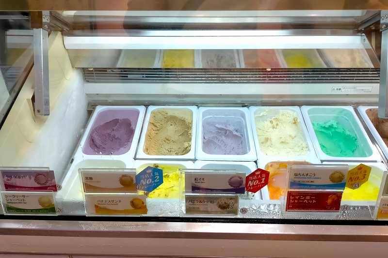 ブルーシールのアイスが並ぶ冷凍ケース