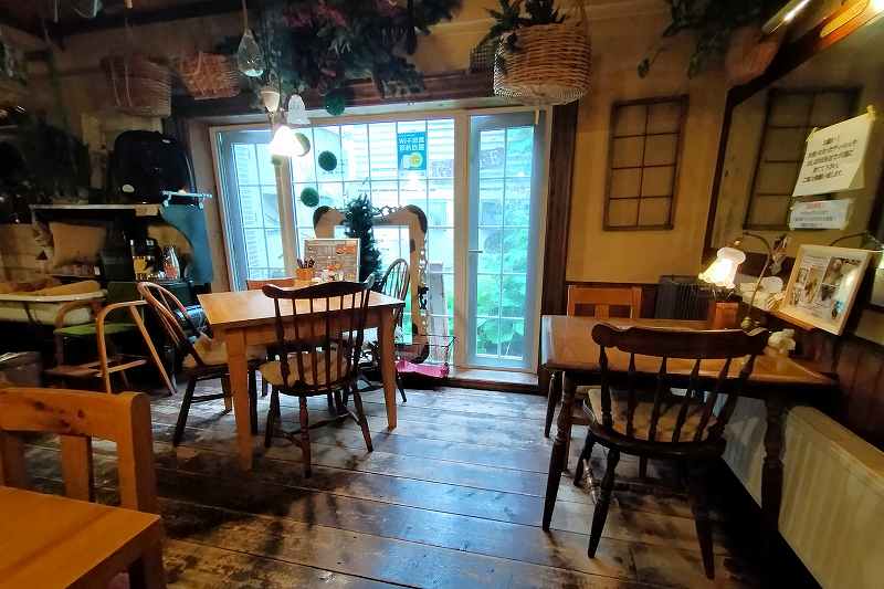 木のイスとテーブルが置かれているG-cafe（ジーカフェ）の内観