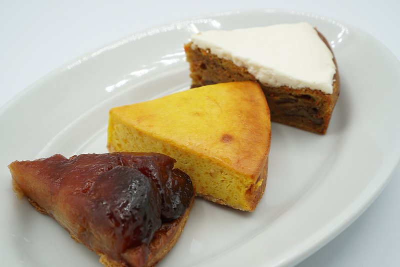 よしぱんのタルトタタン・ラムレーズンとかぼちゃのチーズケーキ・キャロットケーキがテーブルに置かれている