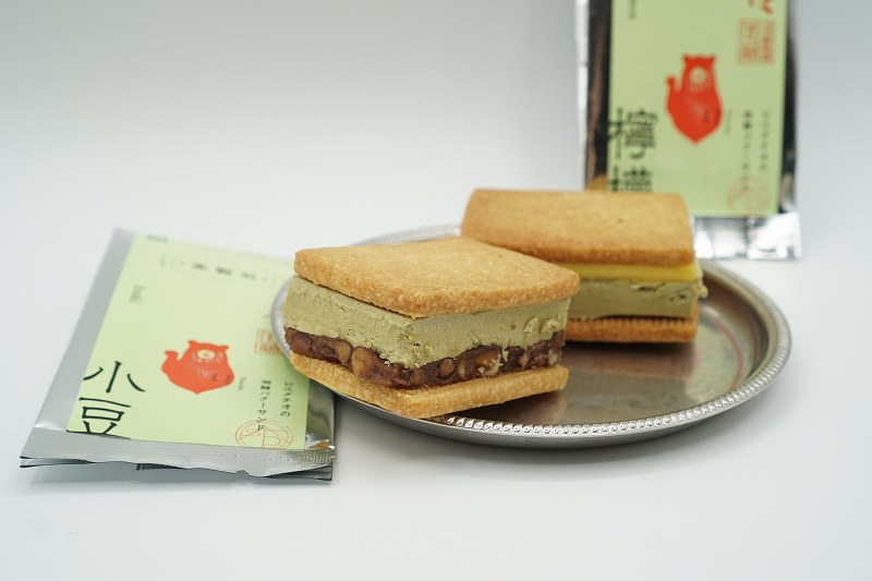 ピスタチオと北海道小豆のバターサンドとピスタチオと檸檬カードのバターサンドがテーブルに置かれている