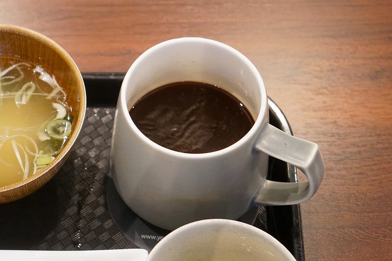 ホットコーヒーとお味噌汁がテーブルに置かれている