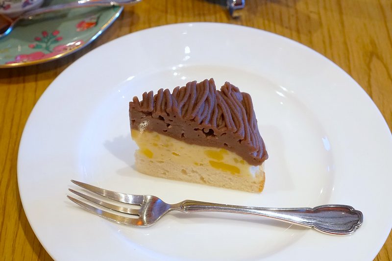 グランパの餡子とチーズのケーキがテーブルに置かれている