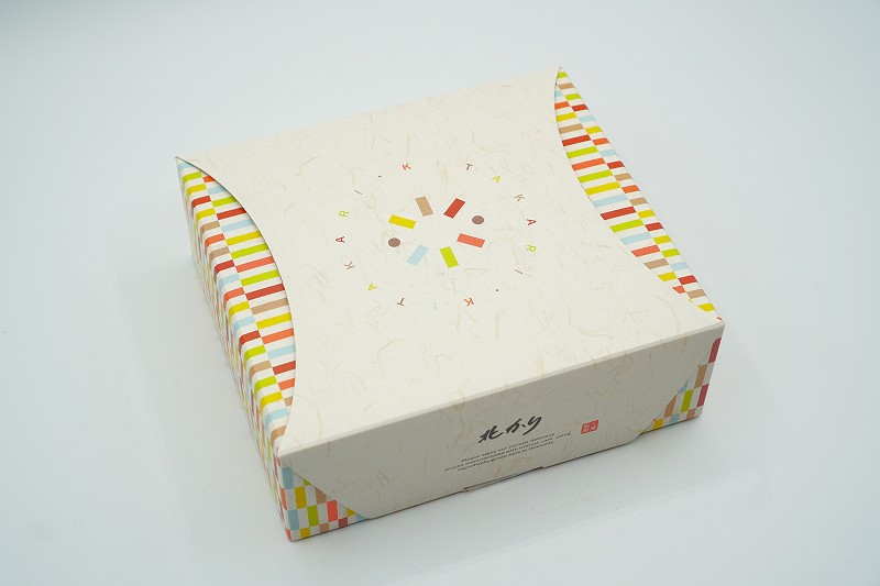 北かりの「kotomi かりんとう6種詰め合わせ」の箱がテーブルに置かれている