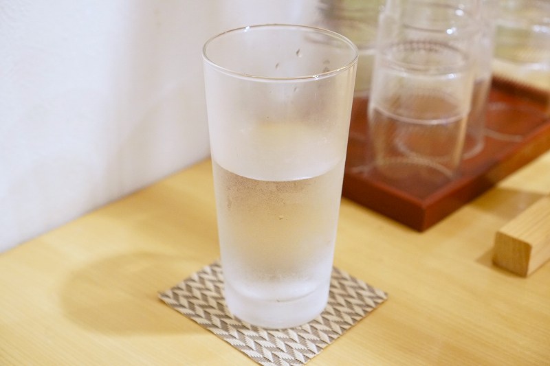グラスに注がれた「豊滝龍神の水」がテーブルに置かれている