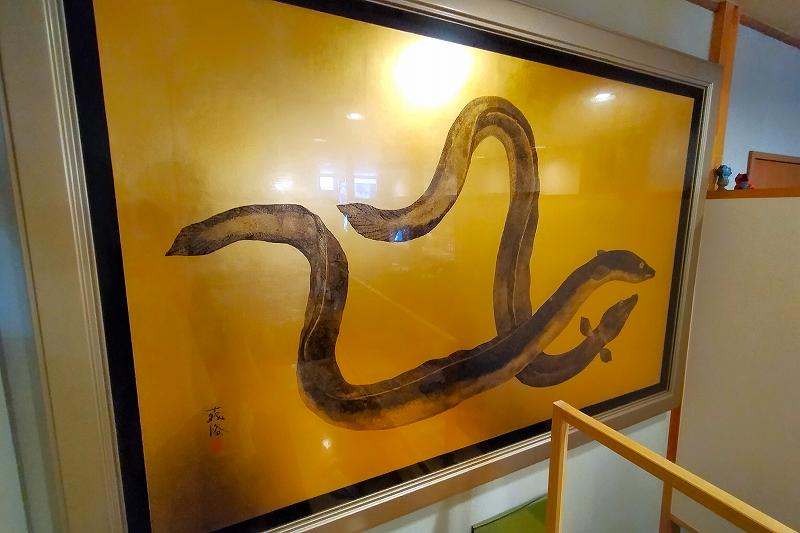 鰻の絵画が壁に飾られている