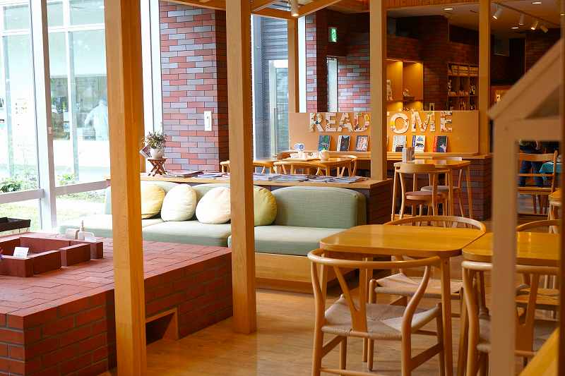 高品質な旭川家具が並ぶ明るく開放的な「カフェ分欒」の1階イートインスペース