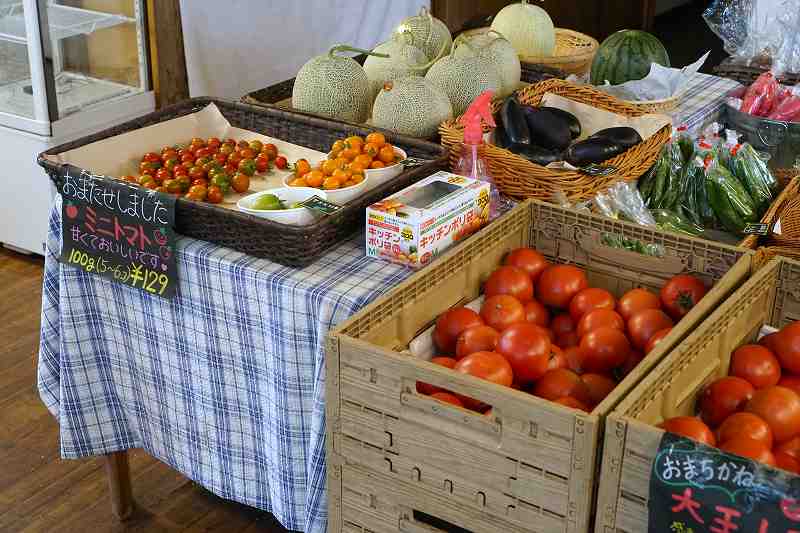 トマトやメロン、スイカなどが置かれている谷口農場直売所の内観