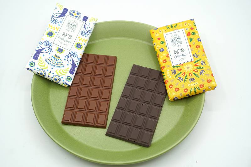 包みから出したRAMS CHOCOLATEのタブレットチョコレート2種類が皿にのせられ、テーブルに置かれている