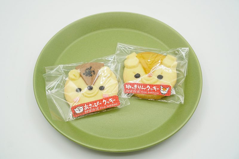 旭川のゆるキャラ「あさっぴー」と「ゆっきりん」のクッキー（各 税込190円）が皿にのせられ、テーブルに置かれている
