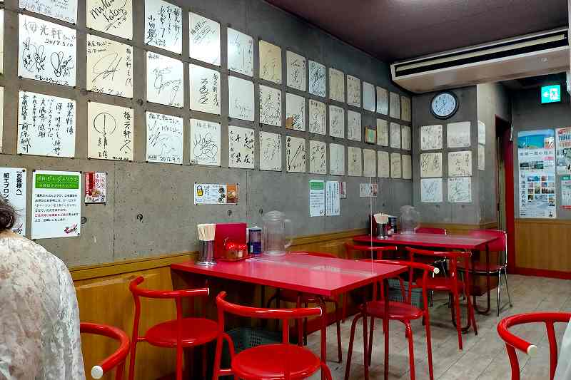 梅光軒のテーマカラー 赤で統一されたテーブル＆イスが印象的な「梅光軒 旭川本店」の内観