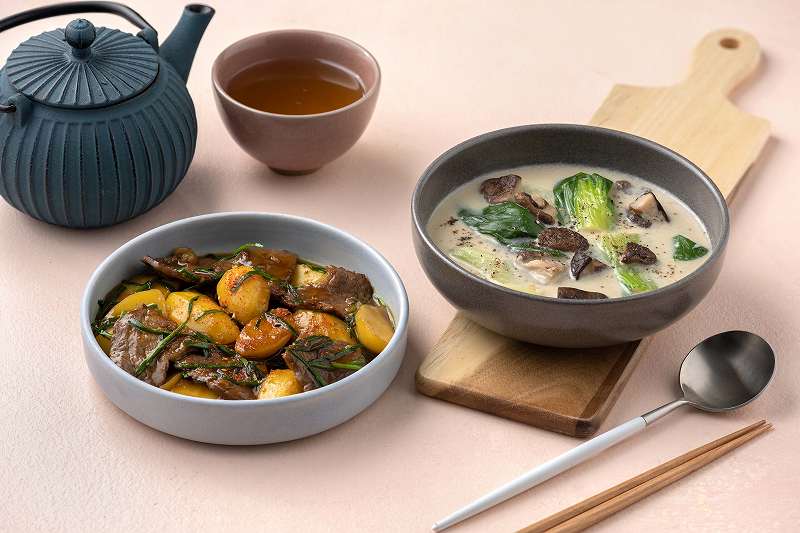 ハローフレッシュの中華風肉じゃがとパイタンスープがテーブルに置かれている