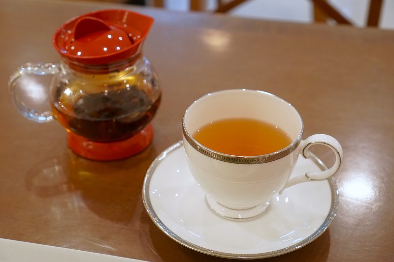 あたたかいアールグレーの紅茶がテーブルに置かれている