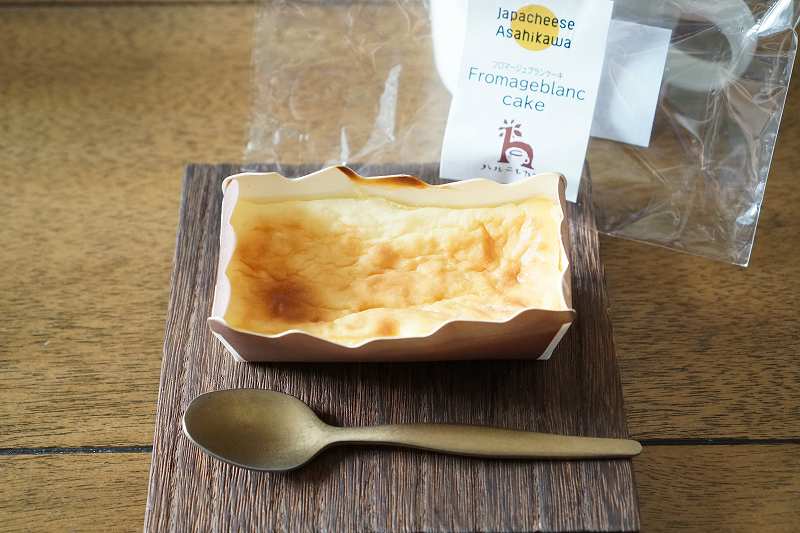 ジャバチーズアサヒカワのフロマージュブランケーキがテーブルに置かれている