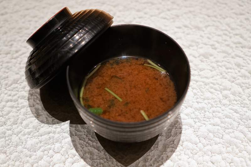 渋谷 鮨 まつもと　赤出汁のお味噌汁