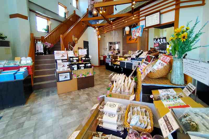 たくさんのかりんとうやお菓子が並ぶ「北かり 旭川本店」の内観