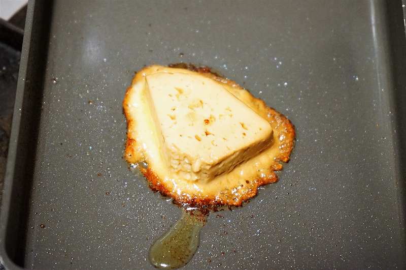 和乾酪のチーズをフライパンで焼いた様子