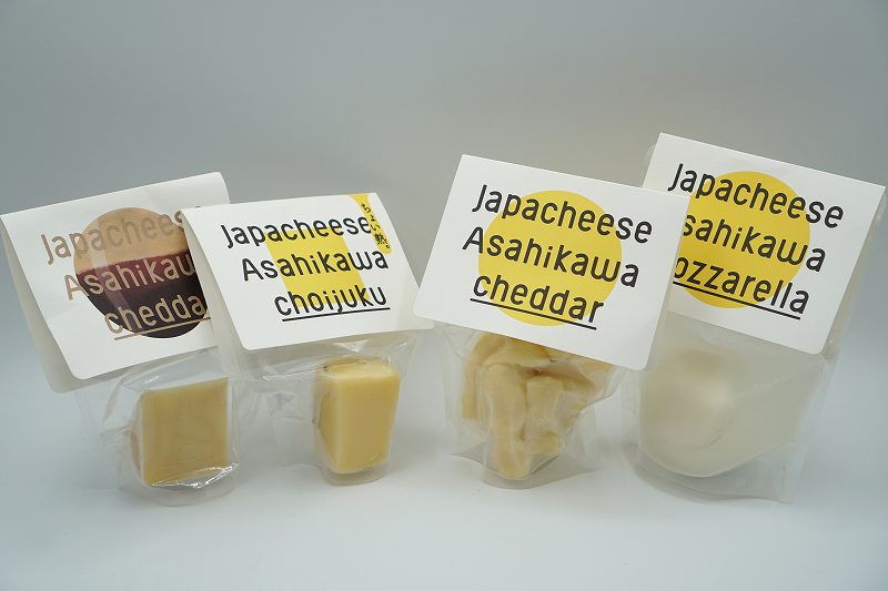 旭川 ジャパチーズアサヒカワの自家製チーズ4種がテーブルに置かれている