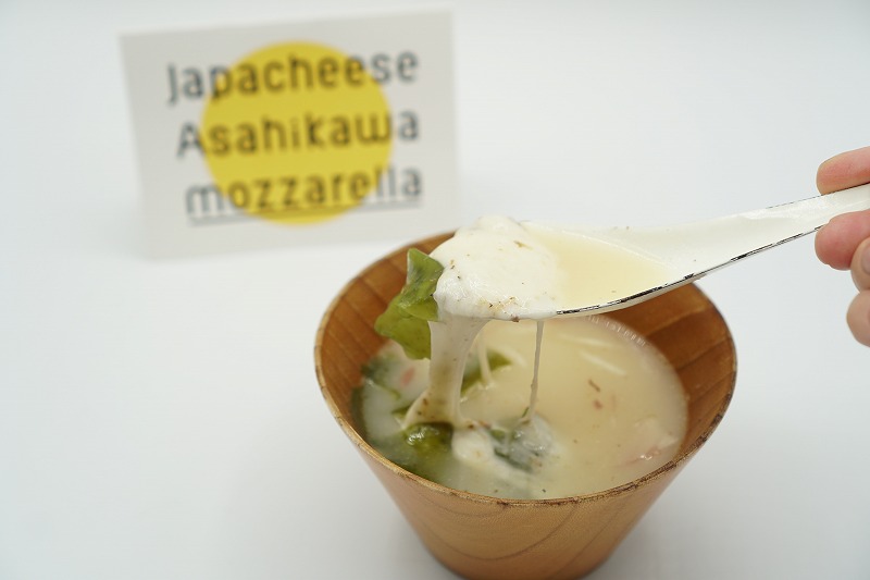 ジャパチーズアサヒカワのモッツァレラチーズが入った味噌汁がテーブルに置かれている