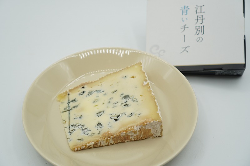お皿にのせられた「江丹別の青いチーズ」がテーブルに置かれている