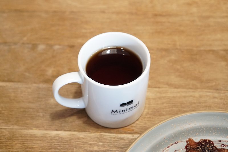 マグカップに入った「紅ほうじ茶」がテーブルに置かれている