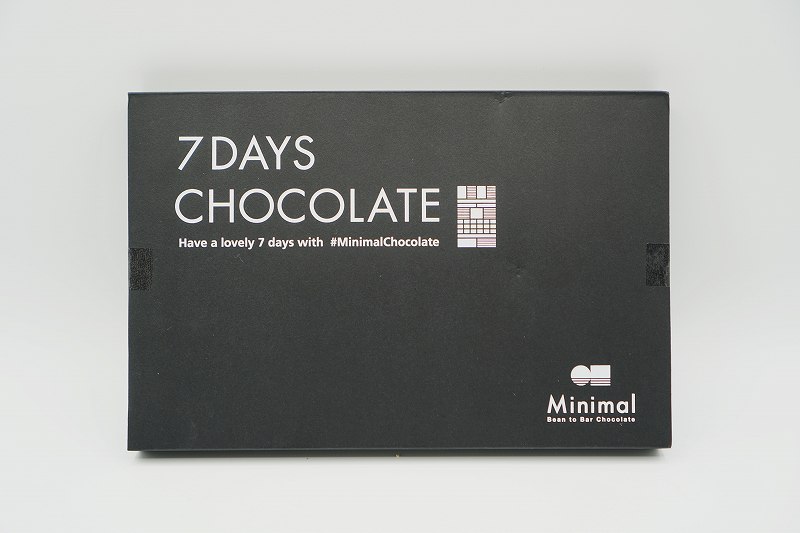 Minimalの「7DAYS CHOCOLATE」がテーブルに置かれている