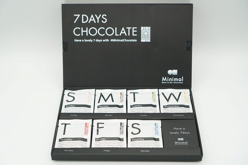 箱を開けたMinimalの「7DAYS CHOCOLATE」がテーブルに置かれている