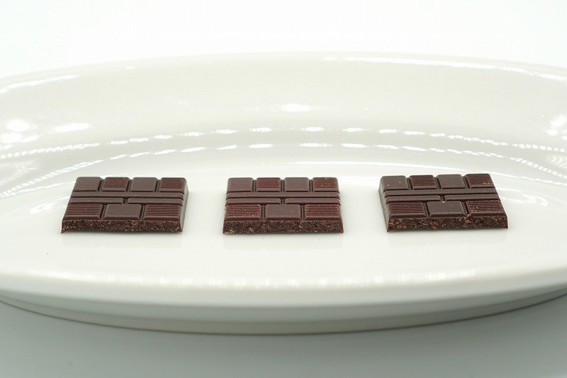 半分に割られた板チョコレートが皿にのせられ、テーブルに置かれている