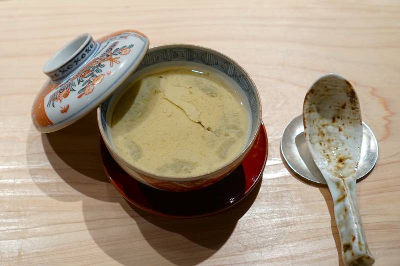 KOMBの「牡蠣の茶碗蒸し」がテーブルに置かれている