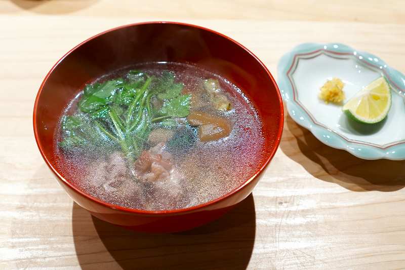 神楽坂「KOMB」の「雉肉と天然きのこ2種の鍋」と薬味がテーブルに置かれている